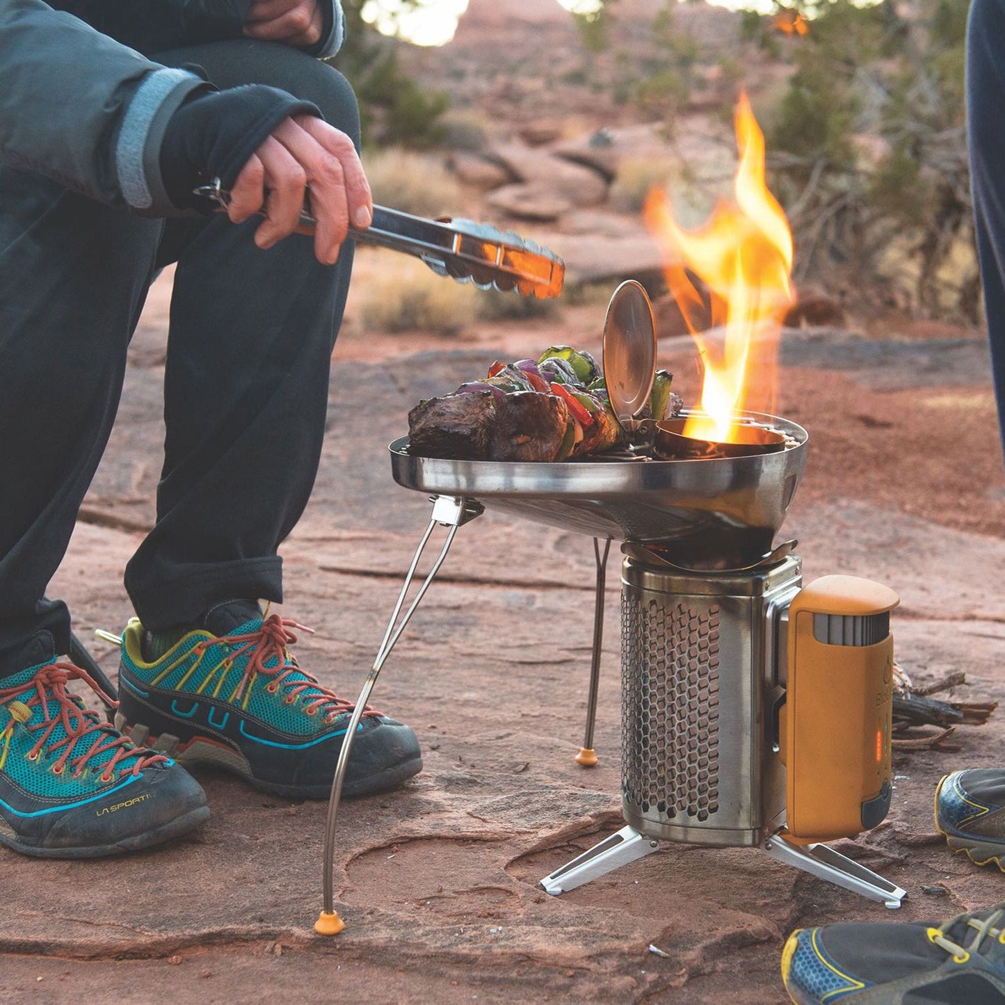 BioLite CampStove 2+ Bundle mit PortableGrill, KettlePot, CoffeePress, FlexLight