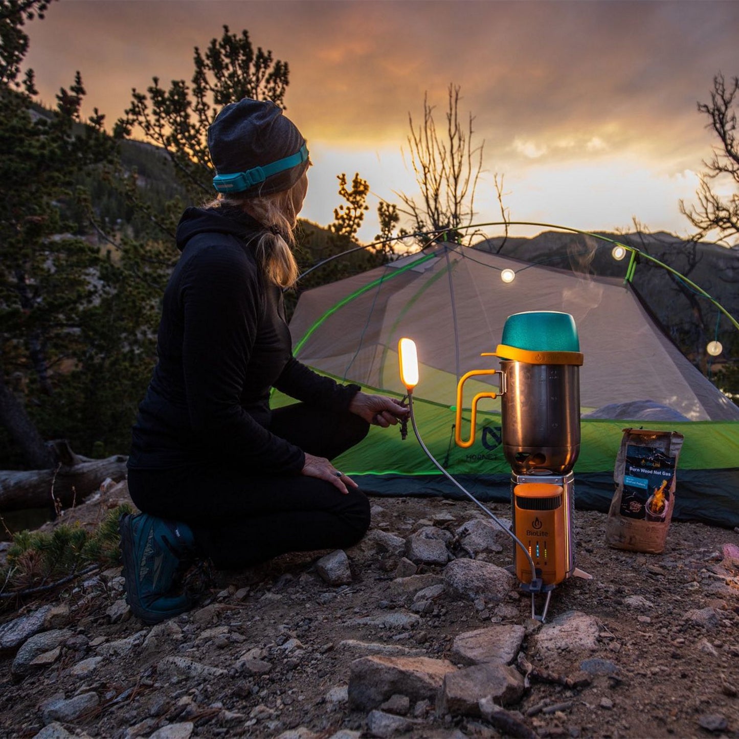 BioLite CampStove 2+ Bundle mit PortableGrill, KettlePot, CoffeePress, FlexLight