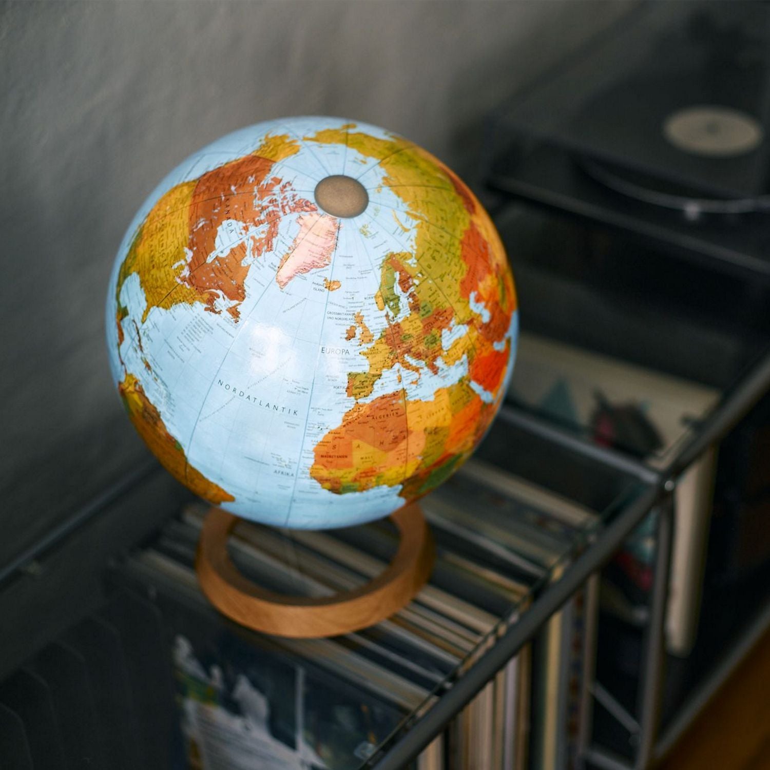 Rathgloben Dual-Image Illuminated Globe DFNI 30 00 Physical/Political 30 cm Oak