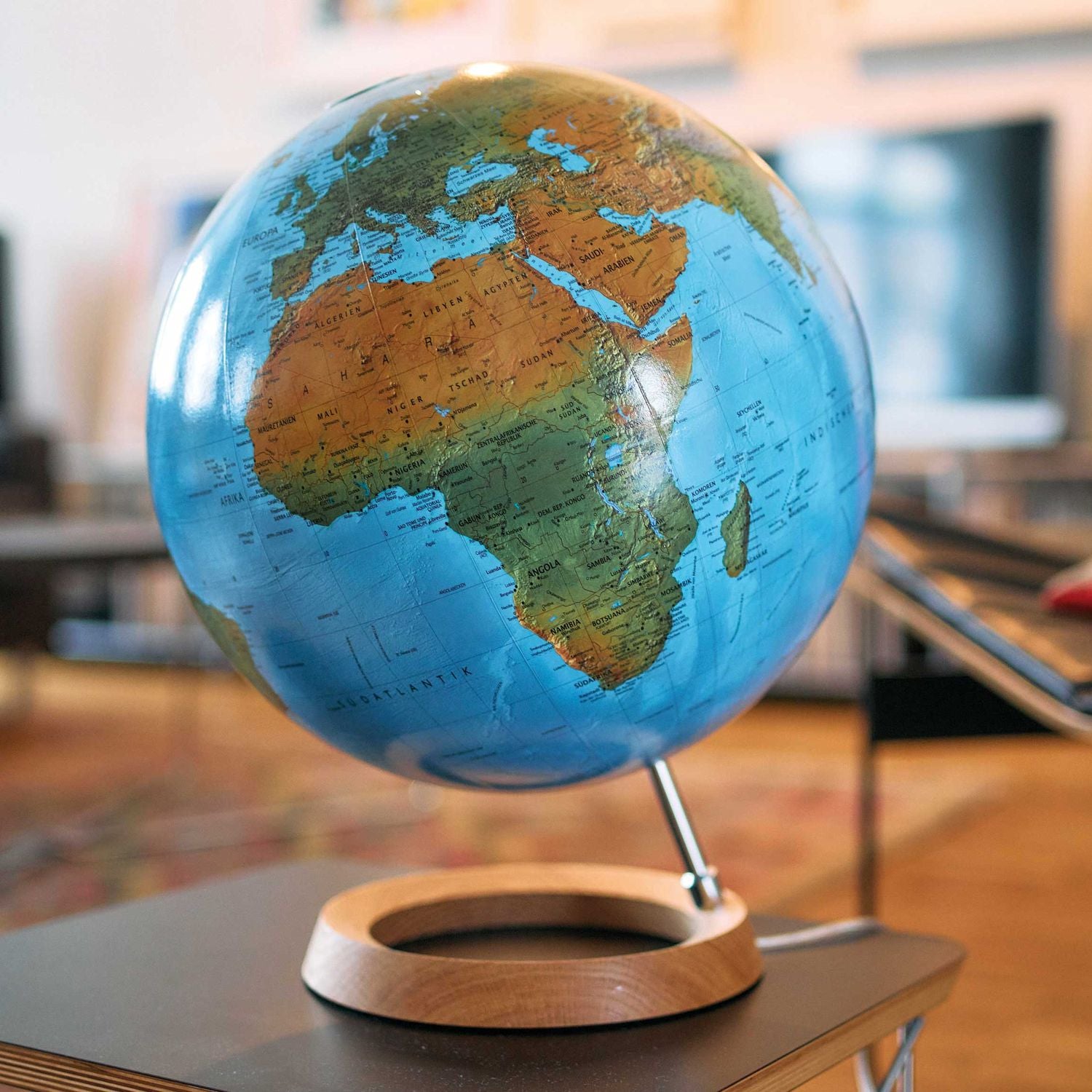 Rathgloben Dual-Image Illuminated Globe DFNI 30 00 Physical/Political 30 cm Oak