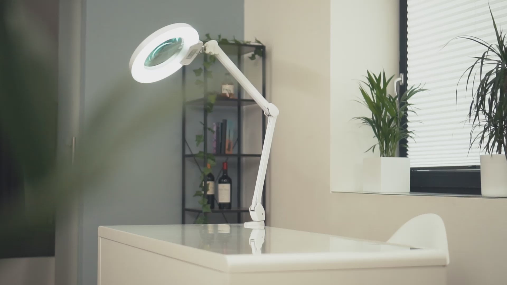 Lumeno 824XPRO LED Magnifying Lamp Dimmable with 177 mm Lens, Segment Switching and Metal Housing