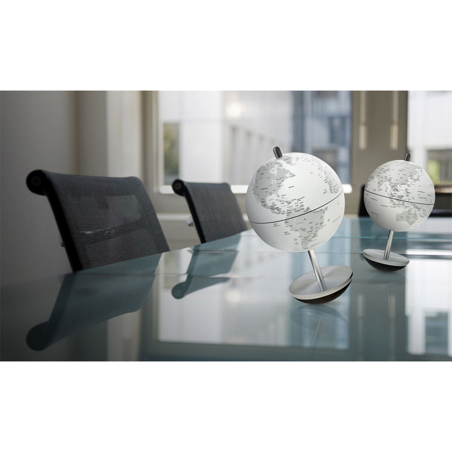 Atmosphere Mini Globe Swing D 11 cm H 19 cm with White-Grey Globe