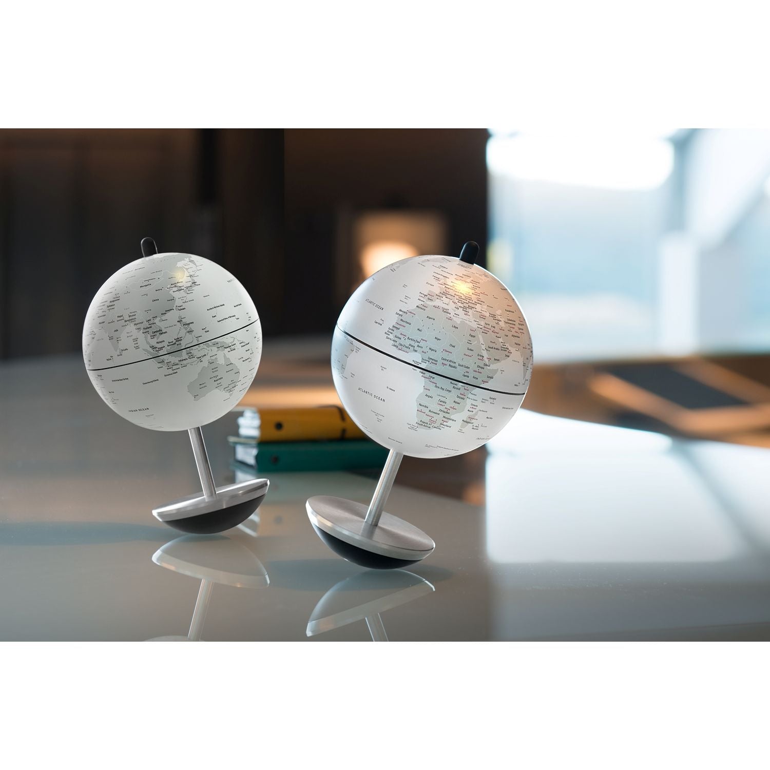 Atmosphere Mini Globe Swing D 11 cm H 19 cm with White-Grey Globe